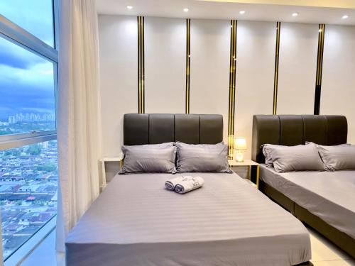 two beds in a room with a window at KSL City Mall 6-20pax Private Lift-Netflix-SmartTV 70inch in Johor Bahru