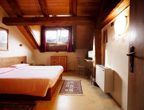 1 dormitorio con 2 camas y ventana en Hotel Dimora Storica La Mirandola en Passo del Tonale