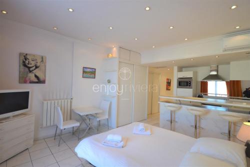 un salon avec un comptoir et une cuisine dans l'établissement Palais Miramar - Suite White Jardin - 20m Plage, à Cannes