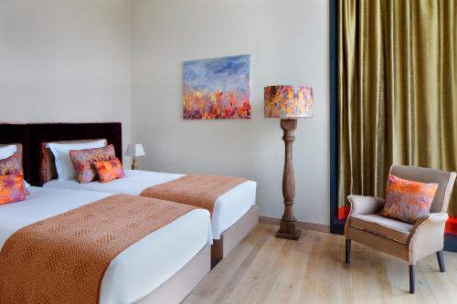 Кровать или кровати в номере Radisson Collection Hotel, Royal Mile Edinburgh