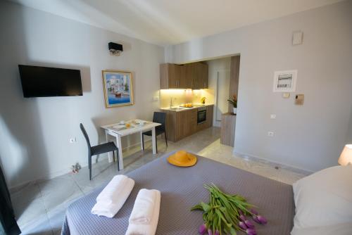 a living room with a table and a kitchen at Regalo Apartments in Lygia