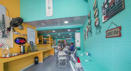 a fast food restaurant with people sitting at tables at Hotel Las Lunas in San Andrés