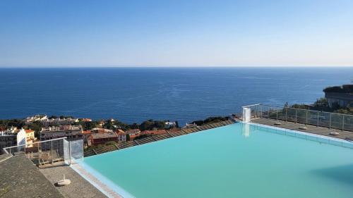 Bazén v ubytování Costa Plana apartment with terrace and sea view nebo v jeho okolí