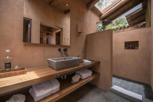 ein Badezimmer mit Waschbecken und Spiegel in der Unterkunft Andenia Boutique Hotel, Sacred Valley in Urubamba