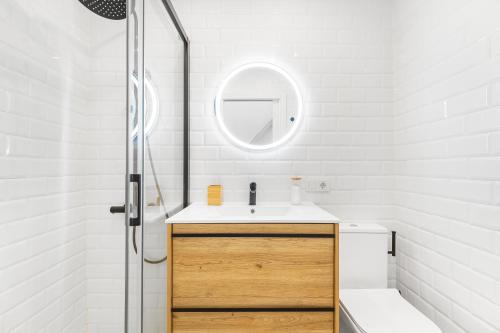 a bathroom with a sink and a mirror at Casa Nova - a 2 min de la playa in Santa Pola