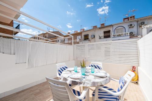 a balcony with a table and chairs and a ship at Casa Nova - a 2 min de la playa in Santa Pola