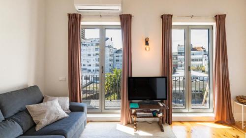 Stylish Duplex with Balcony in Porto by LovelyStay