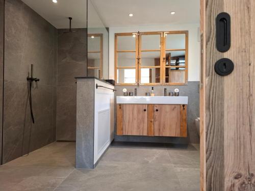 Kuchyň nebo kuchyňský kout v ubytování Ferienhaus Keramik-Alm mit Garten und Sauna