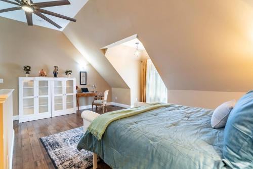 Un dormitorio con una cama y un ventilador de techo. en 4 Bedroom Luxe home in Brewery District, en Columbus