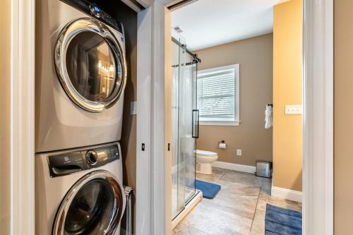 un lavadero con lavadora y secadora en 4 Bedroom Luxe home in Brewery District, en Columbus