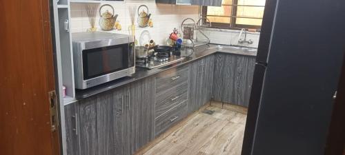 Η κουζίνα ή μικρή κουζίνα στο Haven Lodge, 3BR Entire Home with Lounge & Kitchen