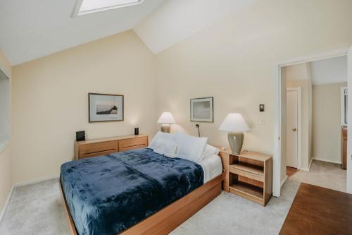 ein Schlafzimmer mit einem großen Bett und zwei Lampen in der Unterkunft Snowater Condo 82 The Condo for Fun Family Adventures in Deming