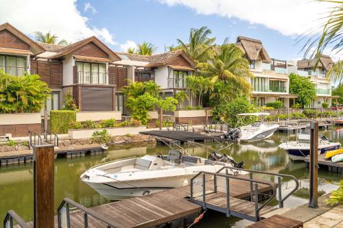 リヴィエール・ノワールにあるWaterfront Luxury Lodge w Private Poolの船着場