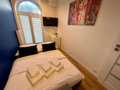 En eller flere senge i et værelse på Apartment Targowa L11