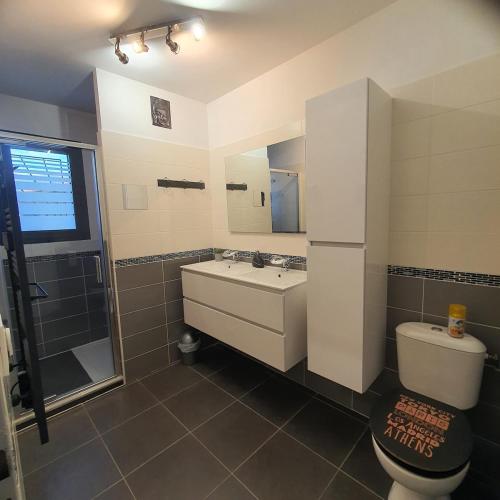une salle de bain avec toilettes, lavabo et douche dans l'établissement L'Argelésienne, à Argelès-sur-Mer