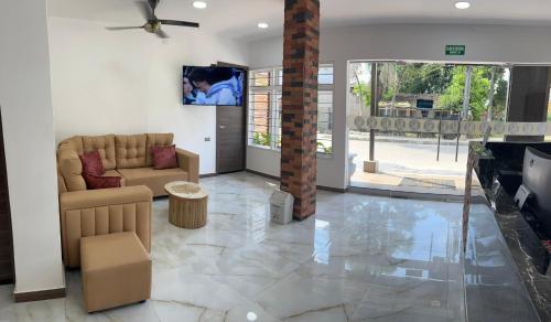 Uma televisão e/ou sistema de entretenimento em Hotel Roma Urabá