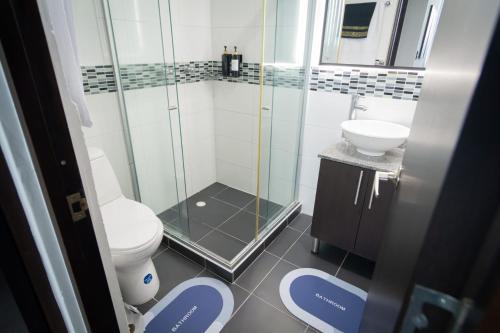 a bathroom with a shower and a toilet and a sink at EXCELENTE CONJUNTO, UBICACION PRIVILEGIADA, Torre 3 in Armenia