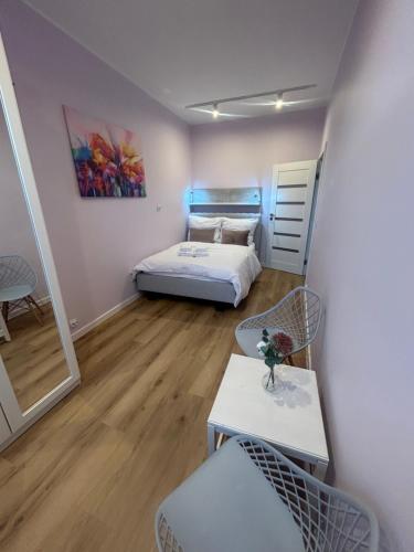 En eller flere senge i et værelse på Apartment Targowa L11