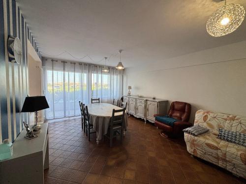 un salon avec une table et un canapé dans l'établissement Le Pacifique 6 Pers RDC face a la Mer, à Le Touquet-Paris-Plage