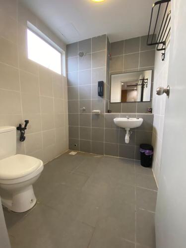 a bathroom with a toilet and a sink at Tuah Homestay Puncak Alam in Bandar Puncak Alam