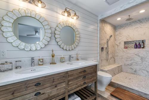 Bilik mandi di Modern 3 BR luxury pool home on Lido Key - A Shore Thing