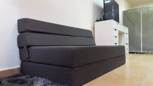 a black couch sitting in a living room at Comfortable and Centrally Located Accommodation in Altamira
