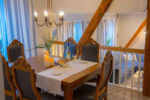 una sala da pranzo con tavolo e sedie e una sala da pranzo di Ferienwohnung Himmelsbesen - Inselhof Fehmarn a Fehmarn