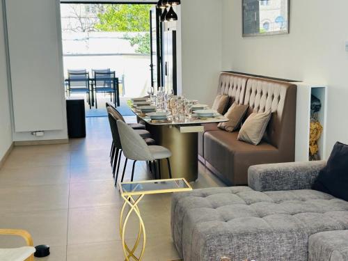 una sala de estar con una mesa y un sofá en Maison Jacqueline, en Nieuwpoort