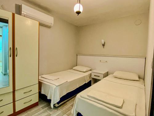 a hospital room with two beds and a mirror at İZAN VİLLA BAKIŞ APARTMENTS in Bodrum City