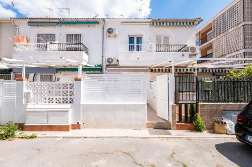 a white house with a gate and a fence at Casa Nova - a 2 min de la playa in Santa Pola