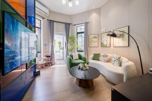 a living room with a couch and a tv at 柃居 B&B - Jing'an Temple Branch in Shanghai