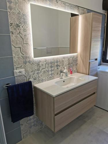 a bathroom with a sink and a mirror at Mare e Trabocchi in Fossacesia