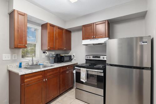 Η κουζίνα ή μικρή κουζίνα στο Charming Silver Springs Duplex