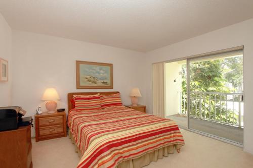 Ένα ή περισσότερα κρεβάτια σε δωμάτιο στο Lagoon front 2BR condo overlooking the golf course