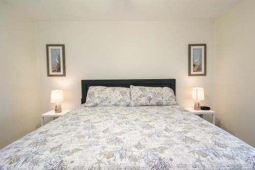 Ένα ή περισσότερα κρεβάτια σε δωμάτιο στο Waterfront Living Steps from Siesta Key Beach! - Aloha House