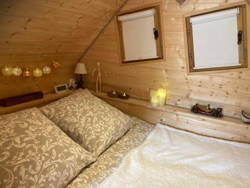 Postel nebo postele na pokoji v ubytování Cabane insolite entre Albi et Cordes-sur-ciel