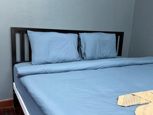 Ένα ή περισσότερα κρεβάτια σε δωμάτιο στο Quiet house in Ao Nang, close to nature