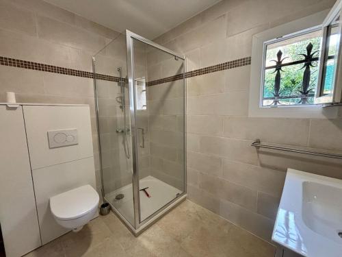 Sainte-Maxime appartement 45m avec jardin de 35m في سانت ماكسيم: حمام مع دش ومرحاض ومغسلة