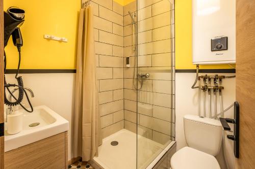 a bathroom with a shower and a toilet and a sink at L'Amarillo Clim Wifi Centre ville 4 pers in Lézignan-Corbières