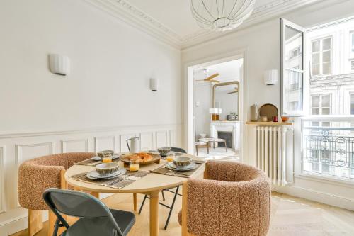 une salle à manger avec une table et des chaises dans l'établissement Aesthetic and Large T2 in the edge of Le Marais, à Paris