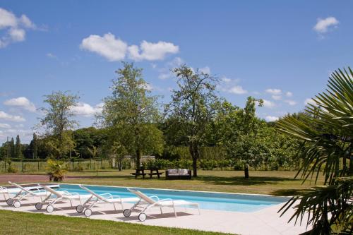 Swimming pool sa o malapit sa Le Pavillon De Gouffern