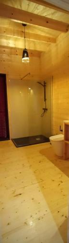 a room with a bathroom with a toilet and a ceiling at Recanto Terra Alta in São Roque do Pico