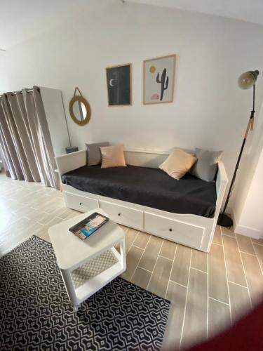 une chambre avec un lit et une table dedans dans l'établissement Le Farniente, à Canet