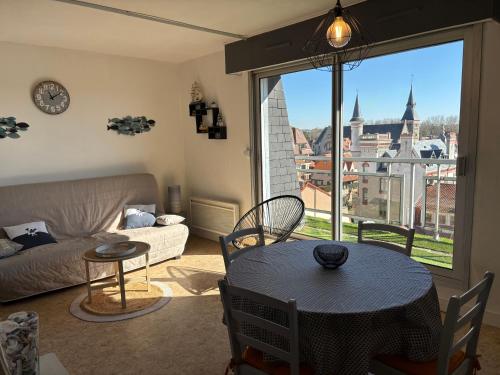un salon avec une table et un canapé dans l'établissement Studio à côté du Marché Couverts, à Le Touquet-Paris-Plage