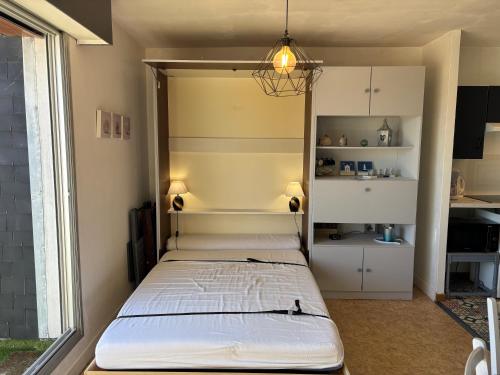 une chambre avec un lit dans une pièce dans l'établissement Studio à côté du Marché Couverts, à Le Touquet-Paris-Plage