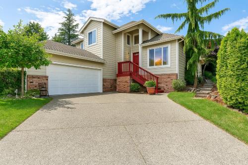 una casa con entrada y garaje en Entire house with Four Bedrooms, Hot Tub, BBQ, Private Backyard, FREE WiFi and Parking, near Seattle, EV, en Lynnwood