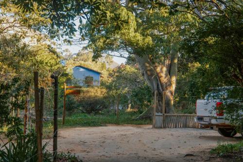 a white truck parked in a driveway with trees at Recanto Pitanga in Vale do Capao