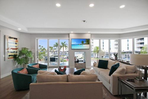 Μια τηλεόραση ή/και κέντρο ψυχαγωγίας στο Luxury 4BR Siesta Key villa - Walk to the beach