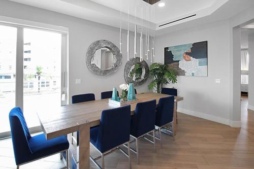 Μια τηλεόραση ή/και κέντρο ψυχαγωγίας στο Luxury 4BR Siesta Key villa - Walk to the beach