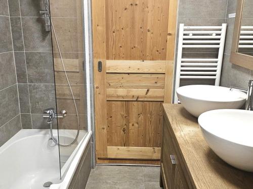 une salle de bain avec une baignoire, un lavabo et des toilettes dans l'établissement Appartement triplex au calme proche centre, 3 chambres, 6 pers, cheminée, parking couvert, WiFi - FR-1-598-53, aux Gets